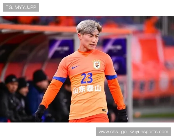 邵佳一在迪拜集训营现场考察武磊与谢文能的射门状态